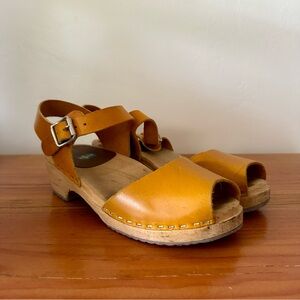 Mia Anja platform clog sandal, mustard, size 37